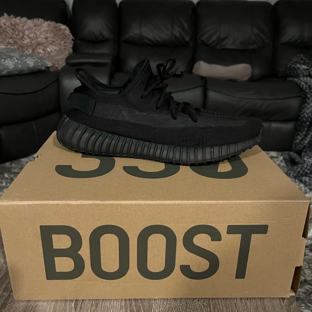 YEEZY 350 v2 “onyx”